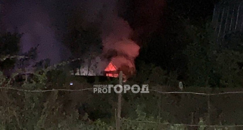 В Чебоксарах ночью загорелся частный дом: "Прибыли четыре пожарных экипажа"