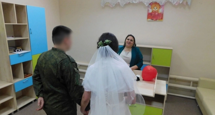 Фото к статье: В Чувашии осужденная и участник СВО сыграли свадьбу в колонии