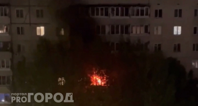 Фото к статье: В Чебоксарах полыхает квартира в девятиэтажке
