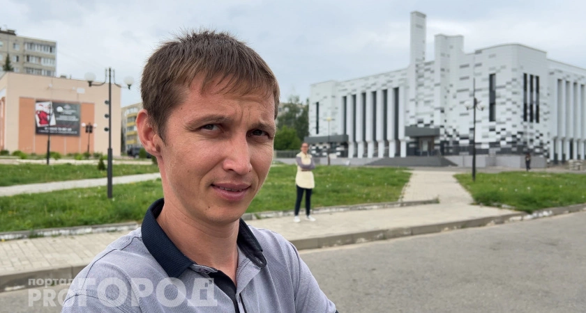 Фото к статье: Новочебоксарцы высказались о судьбе заброшенного кинотеатра, откуда пропали строители