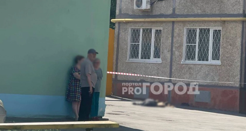 Фото к статье: В Новочебоксарске мужчина сорвался с высоты, пытаясь покинуть квартиру по веревке