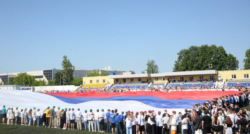В Чебоксарах развернули флаг России площадью с футбольное поле