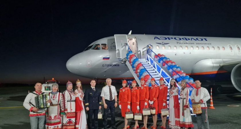В Чебоксарах хлебом-солью и представлением встретили первый самолет новой авиакомпании