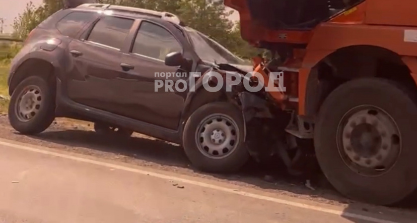В Чебоксарском районе около М-7 произошло лобовое ДТП самосвала Shacman и Renault Duster