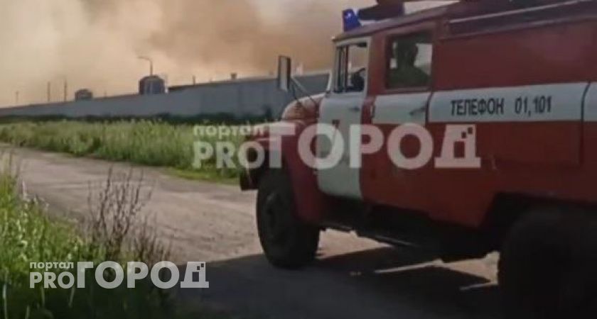 В Лапсарах горит здание: пожарные тушат крупный пожар