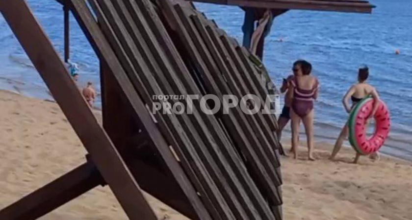 В Чебоксарах сильный ветер обрушился на Левобережный пляж: "Чудом остались живы"