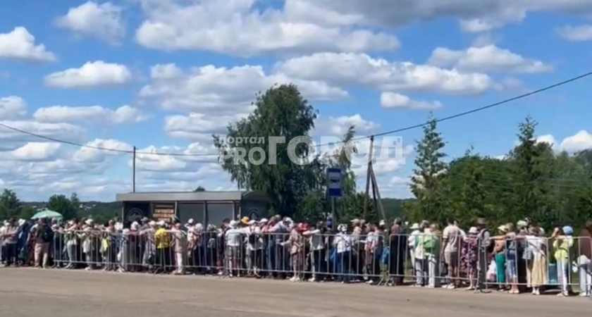 В Чебоксарском районе сотни людей выстроились в очередь, чтобы уехать с кладбища
