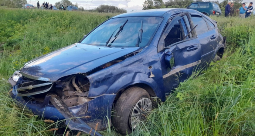 В Чувашии водитель уничтожил свою легковушку, устроив ДТП 