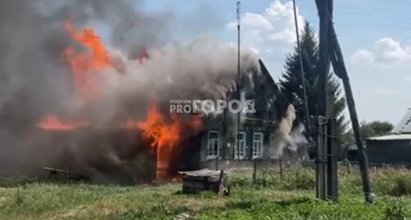 Пламя охватило частный дом в Порецком районе
