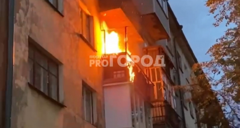 В Чебоксарах загорелся балкон в многоквартирном доме