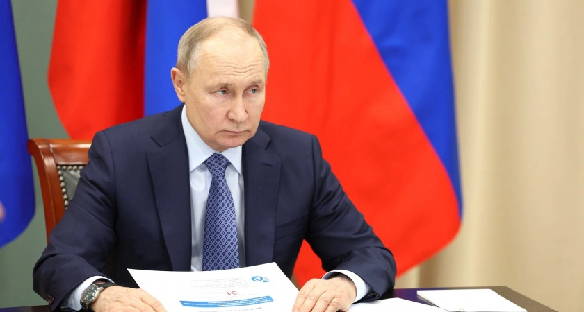 Фото к статье: Путин предложил раздать семьям по 10 тысяч рублей, но с условием