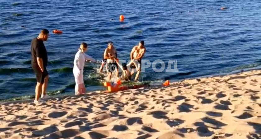 В Чебоксарах на пляже из воды достали мужчину без сознания: "Пытаются спасти"