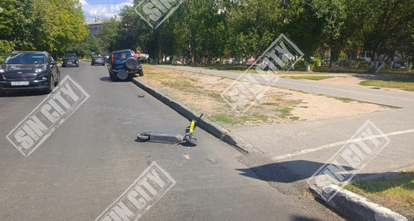 Фото к статье: В Новочебоксарске легковушка сбила самокатчика
