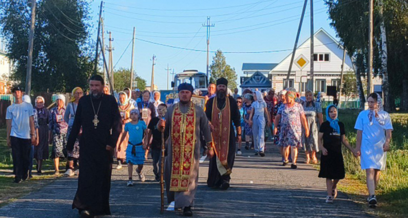 Жители Чувашии вышли на крестный ход в память об убийстве царя и в поддержку военных СВО