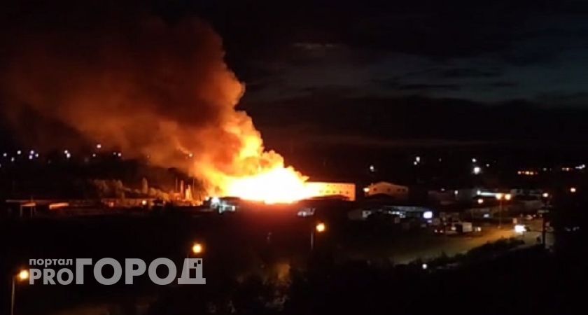 В Чебоксарах полыхает огонь на территории базы стройматериалов