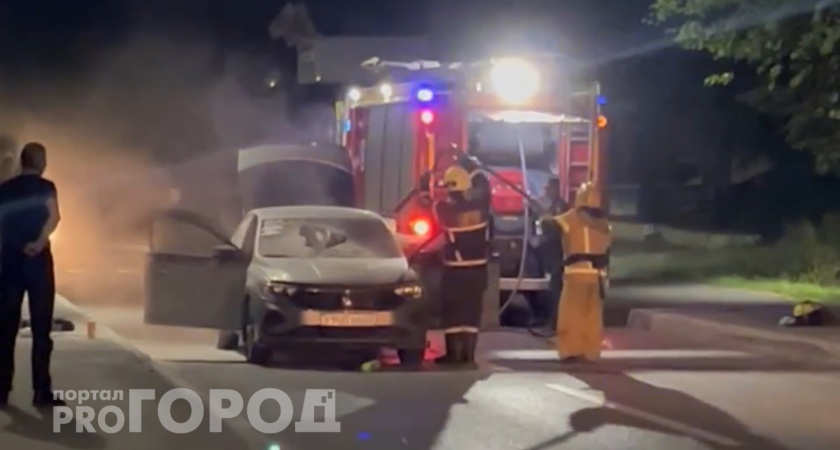 В Чебоксарах посреди улицы загорелась машина