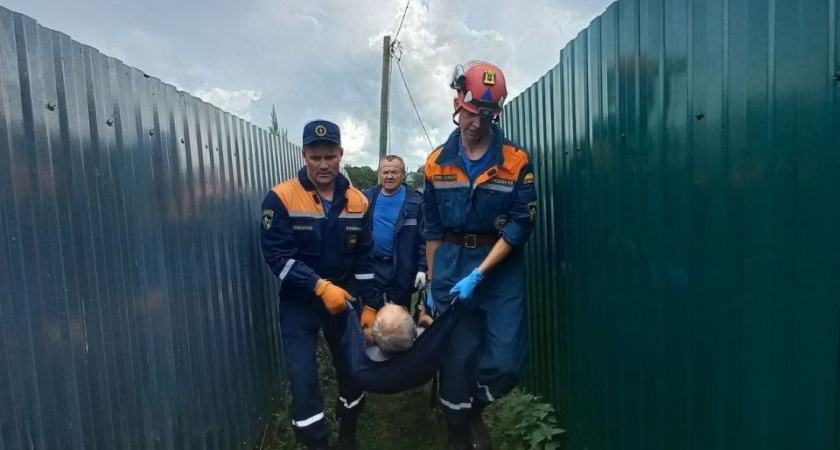 Дачник со сломанной ногой дошел до дома, а наутро уже не встал: к медикам несли спасатели