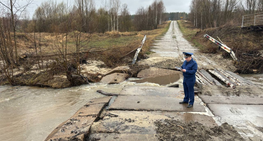 Жители одной деревни в Чувашии могут оказаться отрезанными от цивилизации из-за размытой дороги