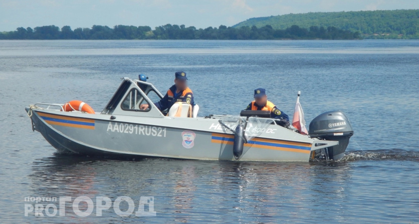 На Волге в районе Новочебоксарска спасатели бросились на поиски упавшего с лодки мужчины