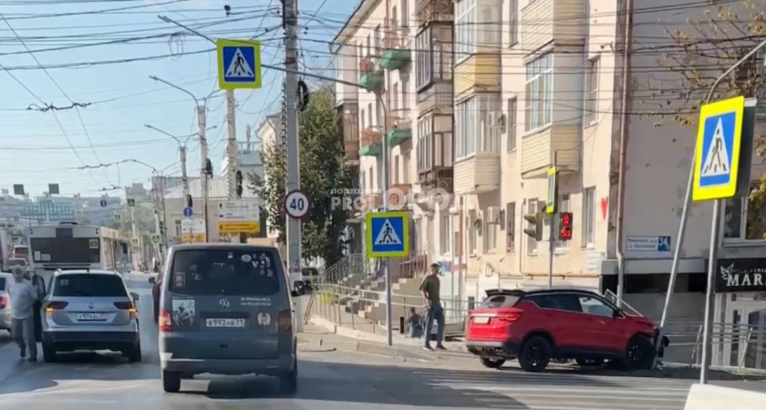 В центре Чебоксар столкнулись три кроссовера