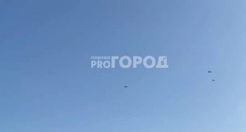 Фото к статье: В Чувашии над Новочебоксарском заметили пять небольших самолетов