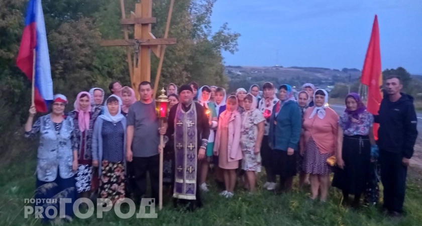 Фото к статье: В Чувашии десятки людей из разных деревень и сел выходят на крестный ход в поддержку военных СВО