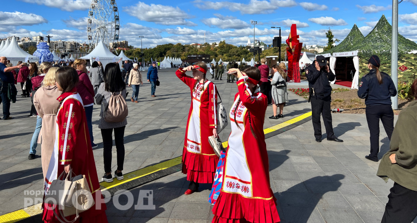 В столице Чувашии открылась ярмарка еды, одежды, мебели и посуды из 70 регионов России