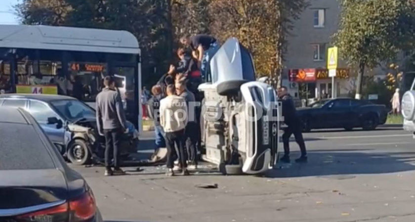 В Чебоксарах произошло ДТП с переворотом