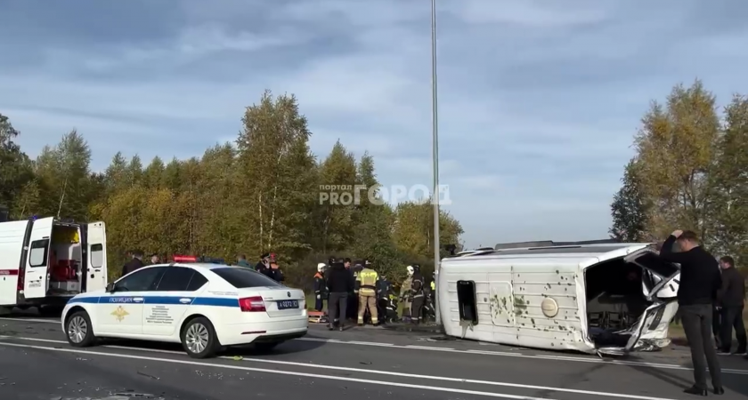 На М7 в Чувашии произошло ДТП с переворотом: столкнулись маршрутка и грузовик