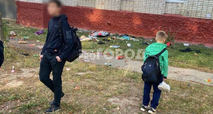 Фото к статье: В Чебоксарах из окна девятиэтажки полетели телевизор, книги, ведра и саксофон