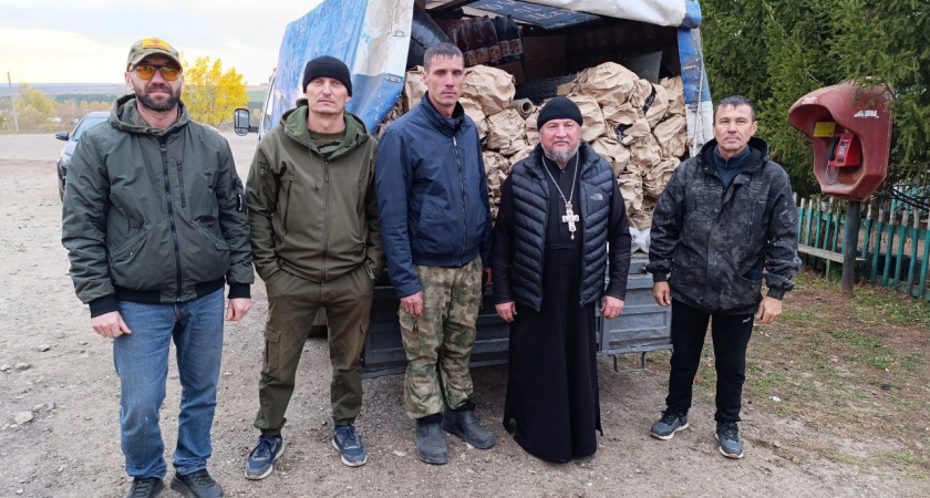 Жители Янтиковского района поехали на СВО, чтобы передать гуманитарный груз для земляков