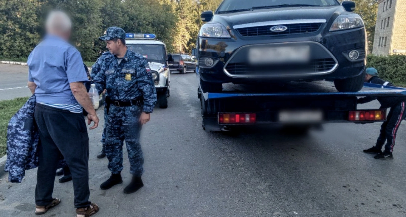 Фото к статье: Супружеская пара из Новочебоксарска пыталась помешать аресту машины за долги