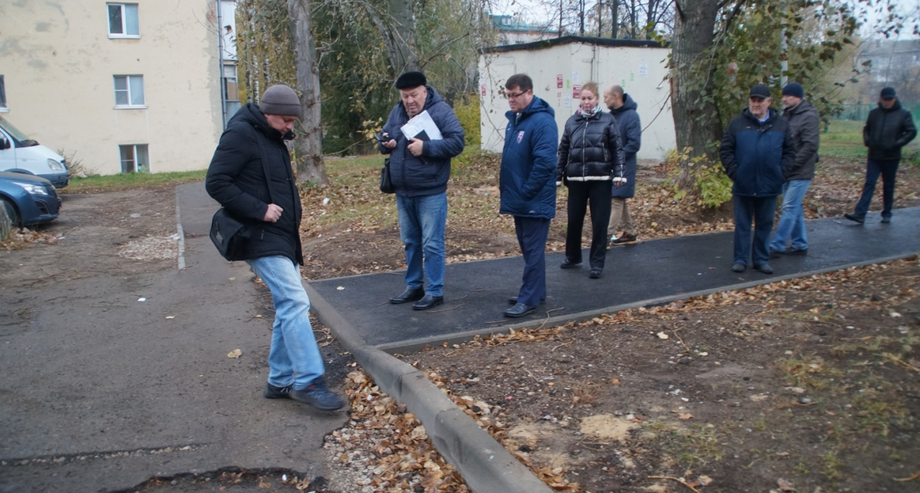 Чиновники прогулялись по улицам Чебоксар и остались недовольны: то самозахват парковок, то невывезенный мусор