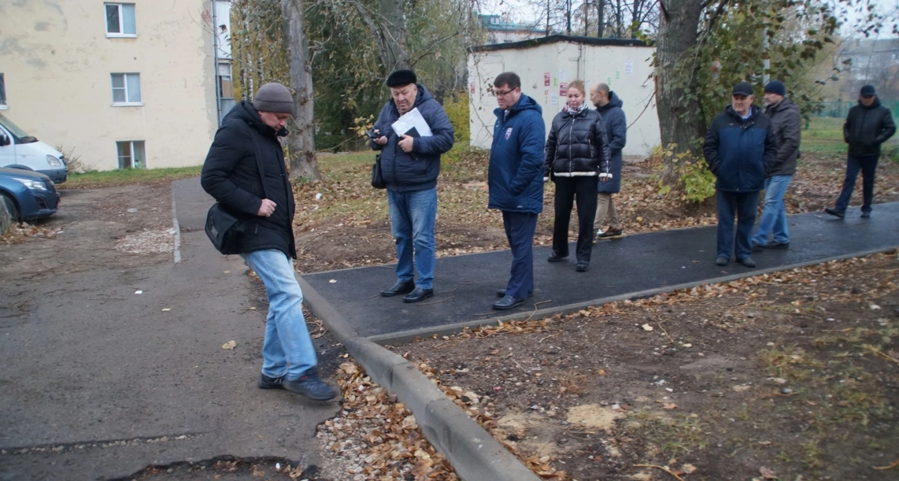 Фото к статье: Чиновники прогулялись по улицам Чебоксар и остались недовольны: то самозахват парковок, то невывезенный мусор
