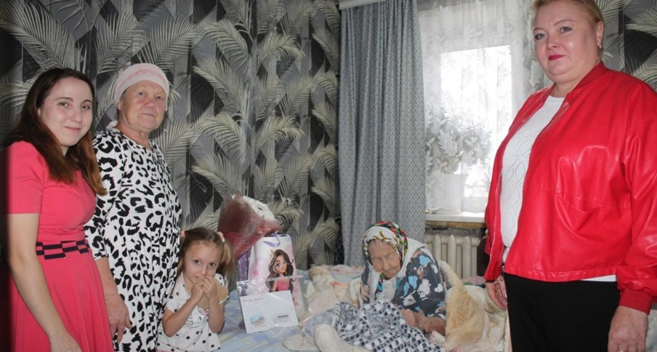 Фото к статье: От Путина до соседей: как поздравляли 100-летнего ветерана войны в Чувашии