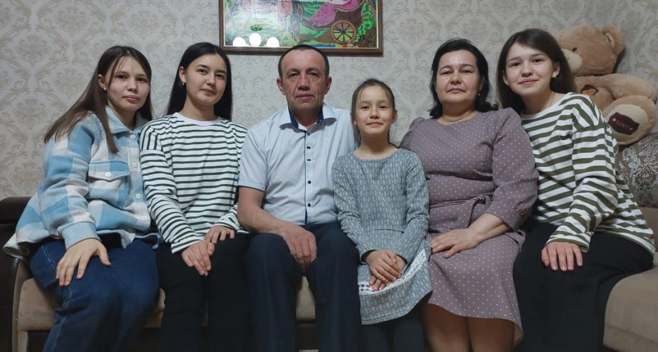 Фото к статье: Путин наградил многодетную семью фермера и учительницы из Чувашии медалью ордена "Родительская слава"