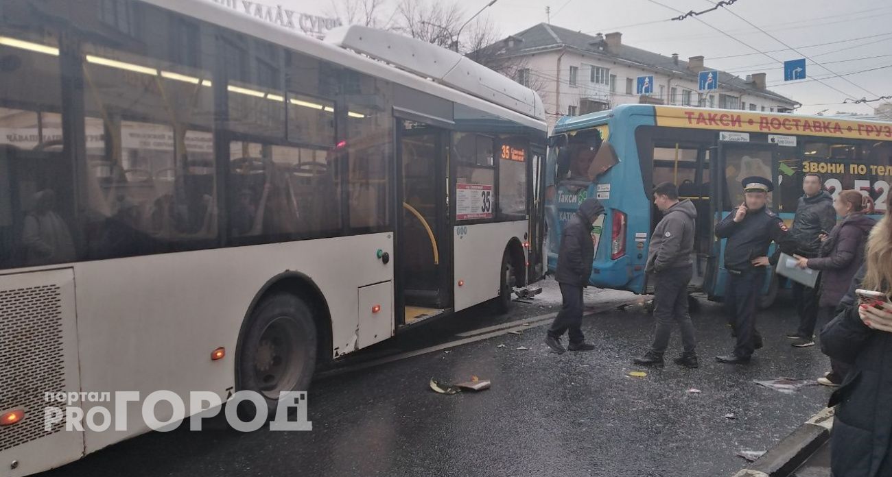 В Чебоксарах два автобуса столкнулись на остановке