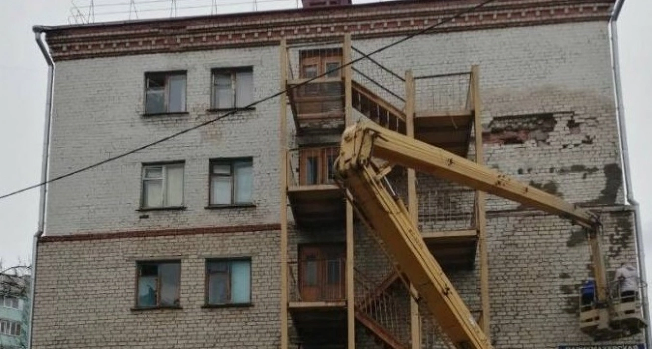 Фото к статье: Из стены дома в Новочебоксарске вываливаются кирпичи: дело взяла на контроль прокуратура