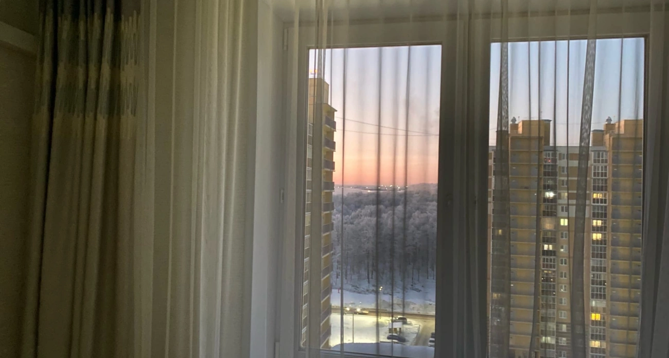 Фото к статье: Наклеили за 5 минут и не мерзнем: из окон больше не дует, а подоконник теплый