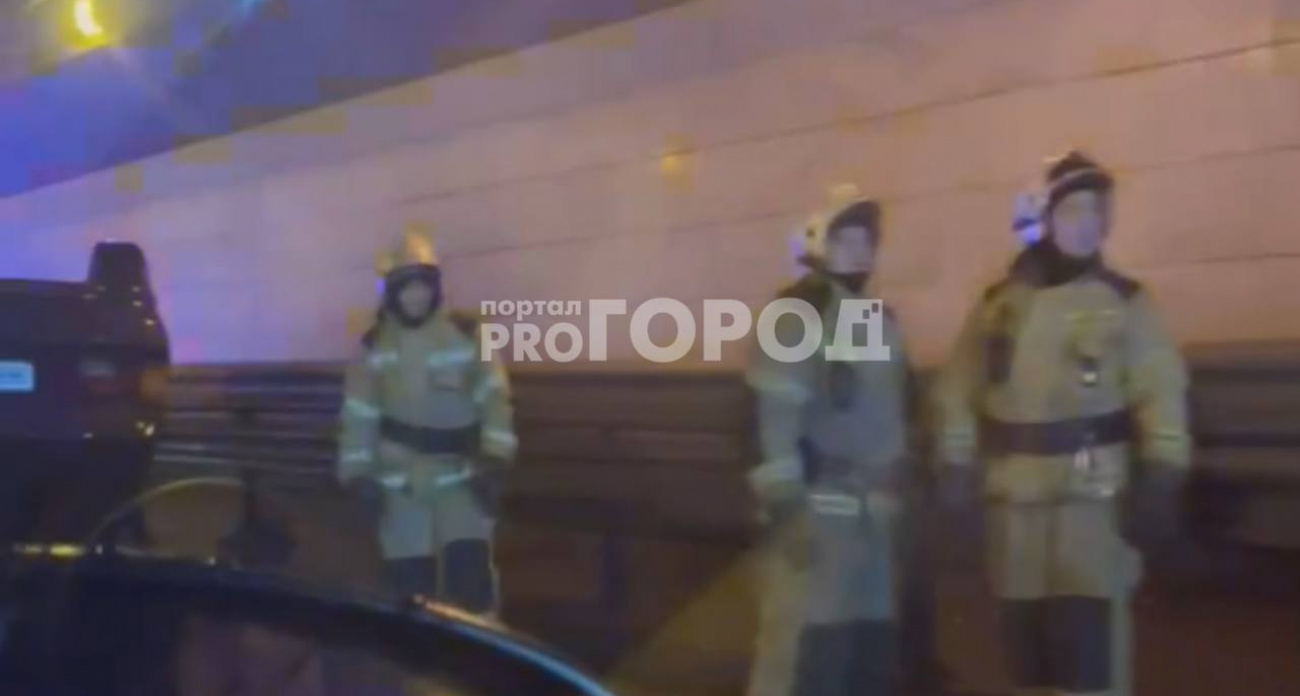 В Чебоксарах ночью водитель легковушки перевернул "Ладу"