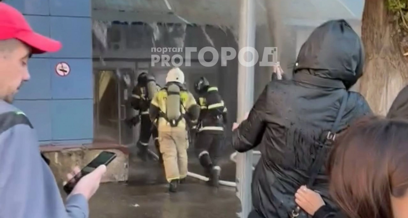 Фото к статье: В Чебоксарах загорелся крупный ТЦ