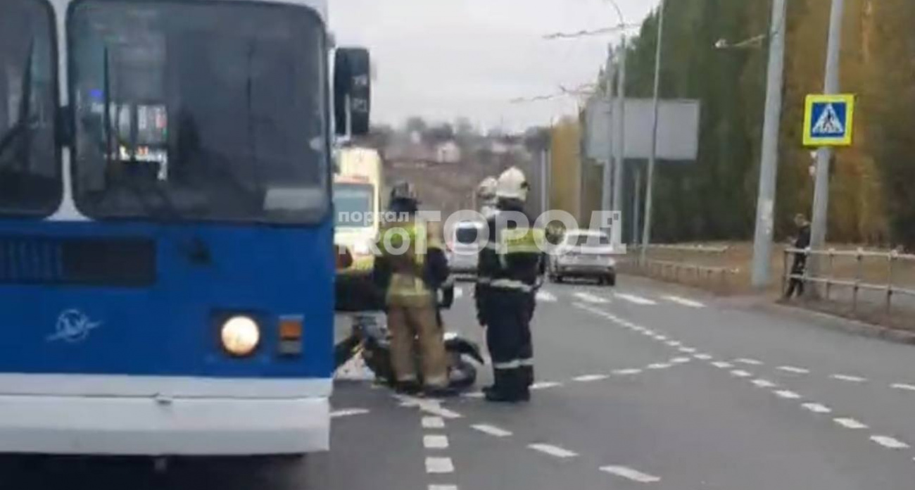 В Чебоксарах мотоцикл врезался в троллейбус