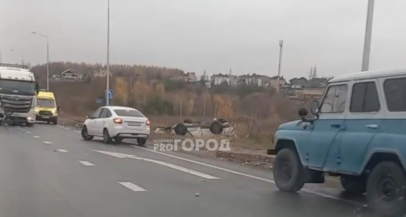 Фото к статье: В Чувашии на трассе "Вятка" перевернулась легковушка