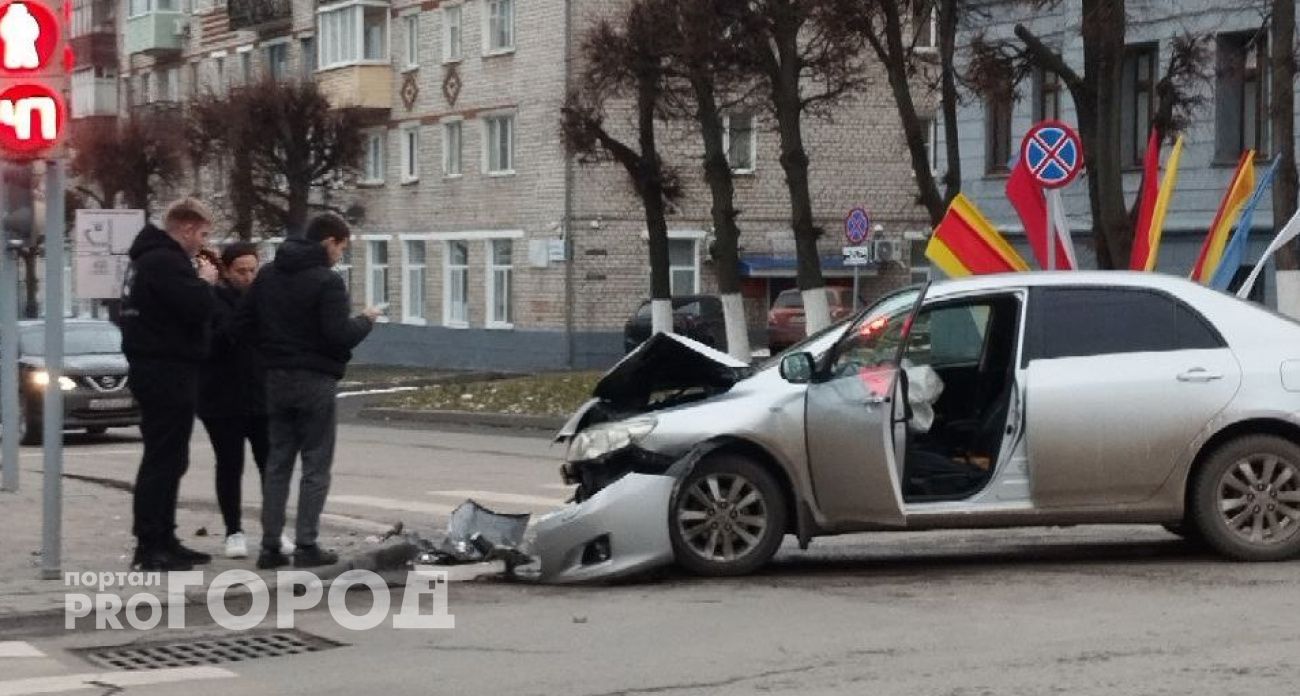 В центре Чебоксар столкнулись две легковушки: один кроссовер вылетел на тротуар