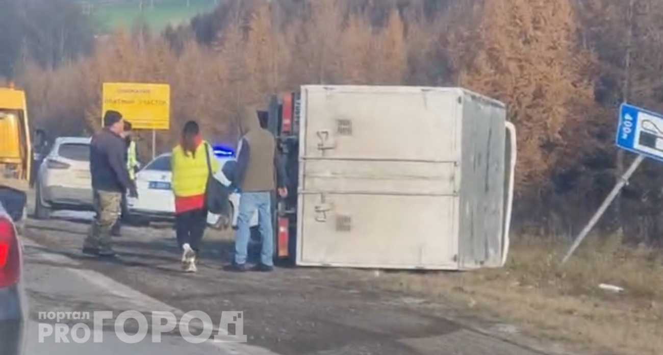 В Чебоксарском районе перевернулся грузовик 