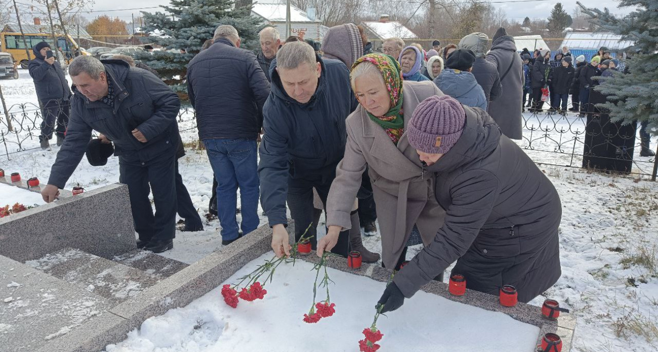 В Чувашии почтили память более сотни погибших в школе Эльбарусово: "Навсегда в наших сердцах"