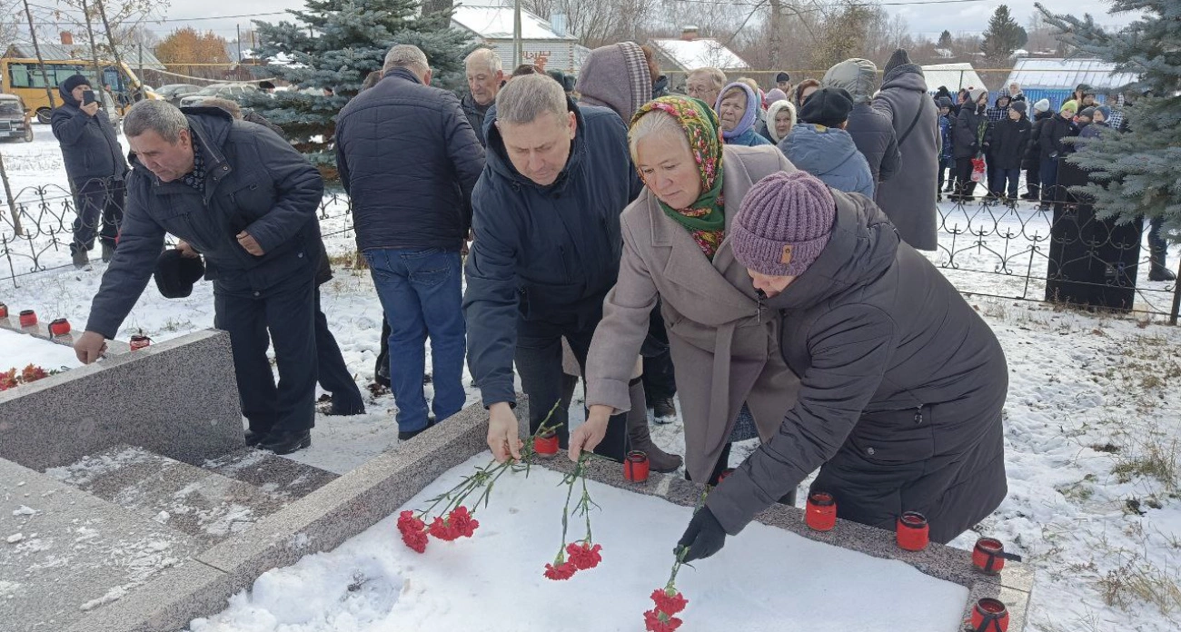 Фото к статье: В Чувашии почтили память более сотни погибших в школе Эльбарусово: "Навсегда в наших сердцах"