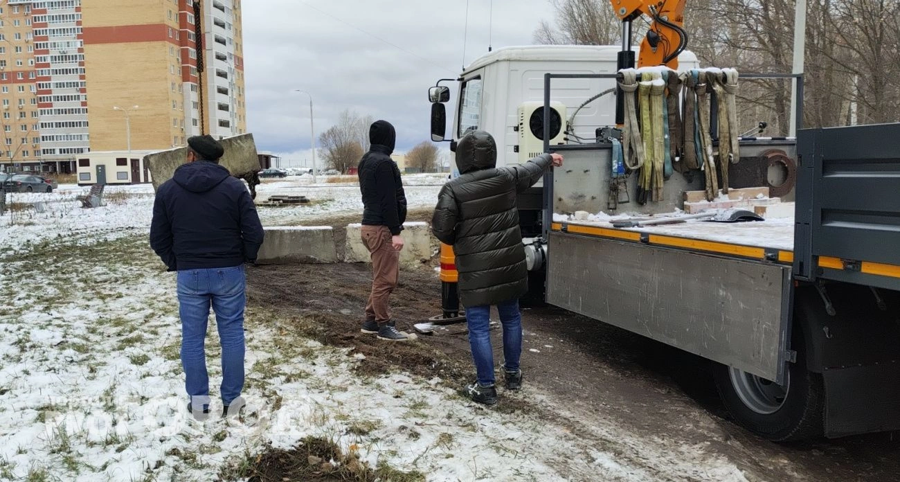 Фото к статье: В Новочебоксарске перекопали единственную дорогу к жилому дому и спортшколе: на место выехала полиция