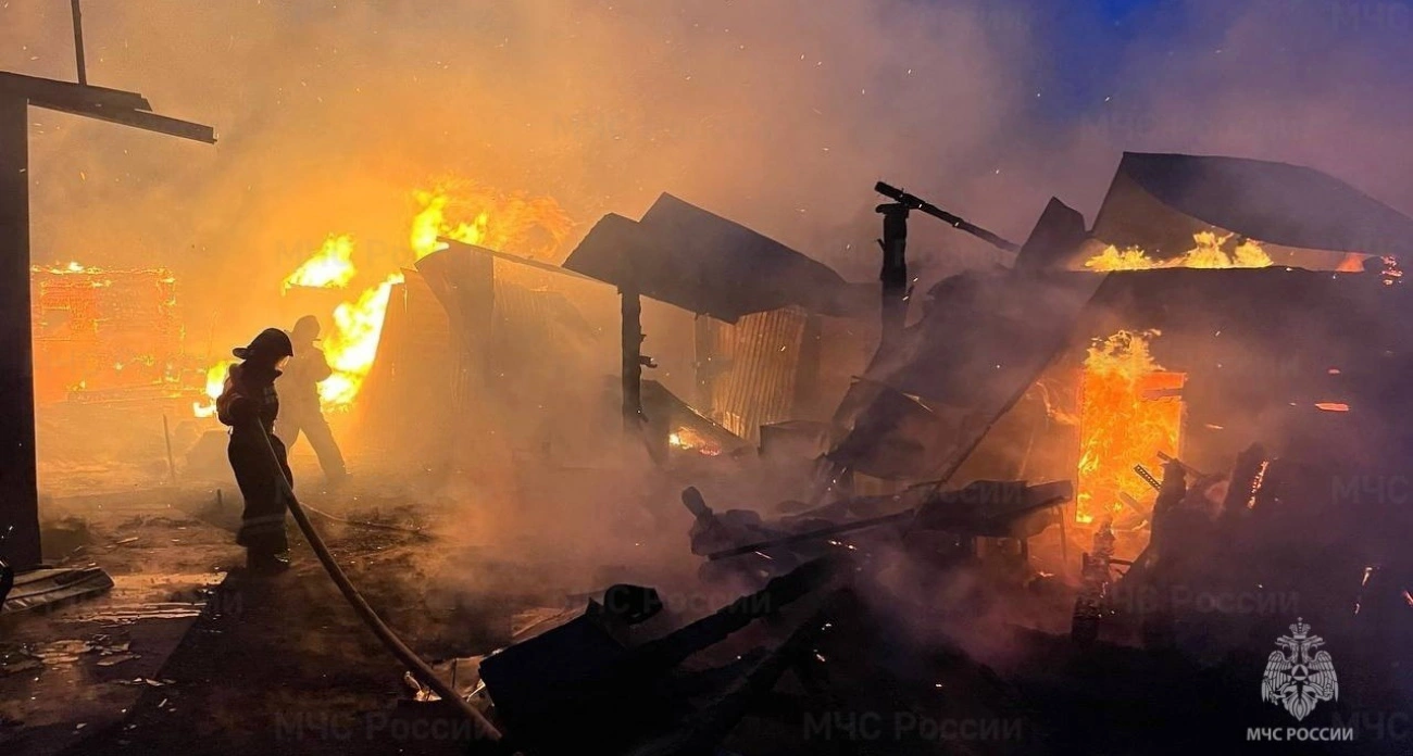Фото к статье: Ночью в Чувашии полыхало подворье деревенского жителя