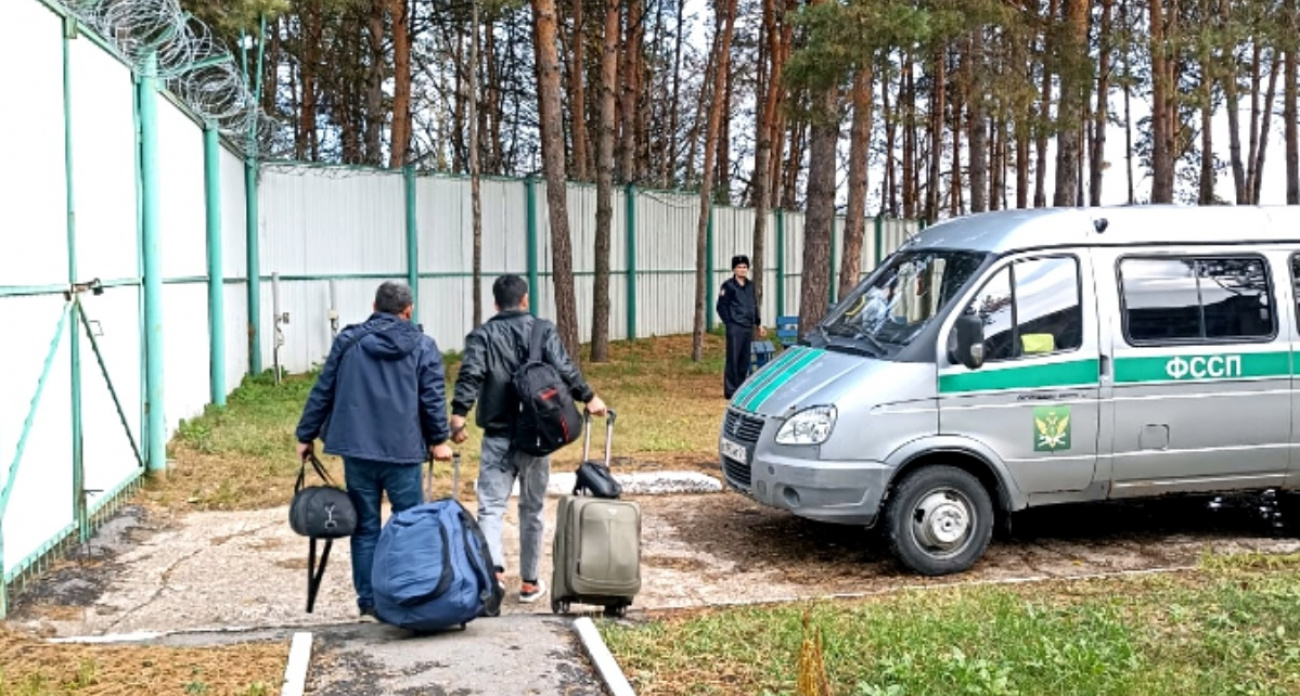 После рейда по чебоксарским стройкам приставы выдворили из страны 160 нелегалов